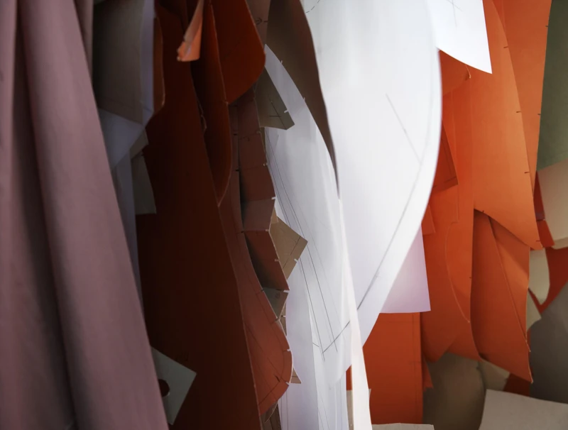 托瑪斯.德曼,《椋鳥》,模型研究4,2020,數位版畫框裱,135 × 172 公分。圖像由藝術家與北美館提供。© Thomas Demand, VG Bild-Kunst, Bonn. 托瑪斯.德曼,《椋鳥》,模型研究4,2020,數位版畫框裱,135 × 172 公分。圖像由藝術家與北美館提供。© Thomas Demand, VG Bild-Kunst, Bonn.