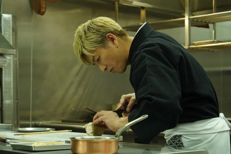 尾花夏樹上演一段用心良苦的對決戲碼。 尾花夏樹上演一段用心良苦的對決戲碼。