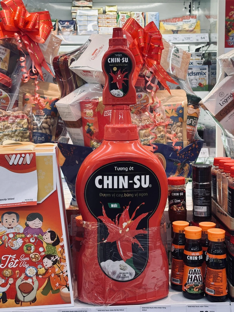 很幽默的五公斤辣椒醬,與TUẤN推薦的250g對比。 很幽默的五公斤辣椒醬,與TUẤN推薦的250g對比。