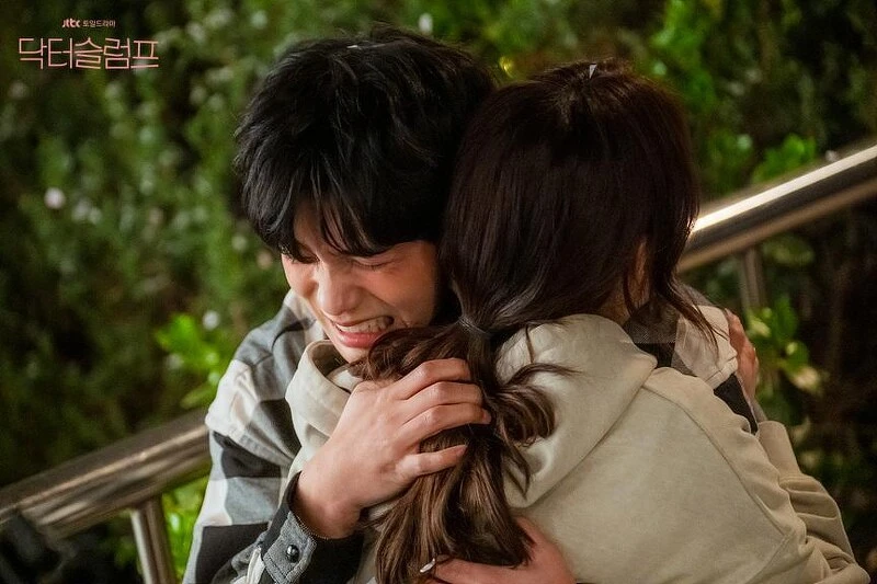 《低谷醫生》故事述說兩個人生勝利組如何走出谷底,彼此扶持。 《低谷醫生》故事述說兩個人生勝利組如何走出谷底,彼此扶持。