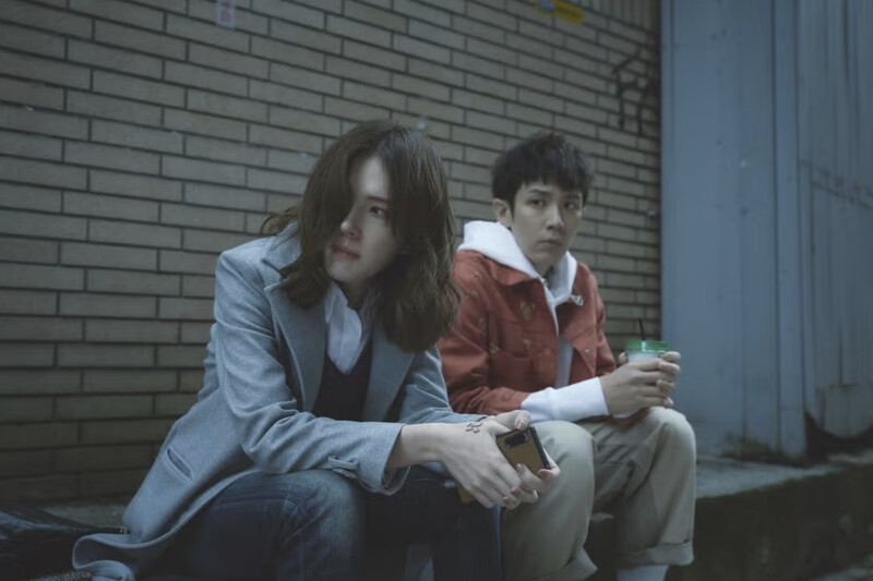 許瑋甯與柯震東分別以《不夠善良的我們》拿下了金鐘最佳女主角及男配角獎。 許瑋甯與柯震東分別以《不夠善良的我們》拿下了金鐘最佳女主角及男配角獎。