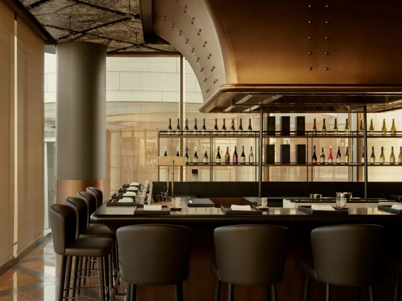 以鉚接銅吧台與開放式廚房營造時髦當代的空間。 以鉚接銅吧台與開放式廚房營造時髦當代的空間。