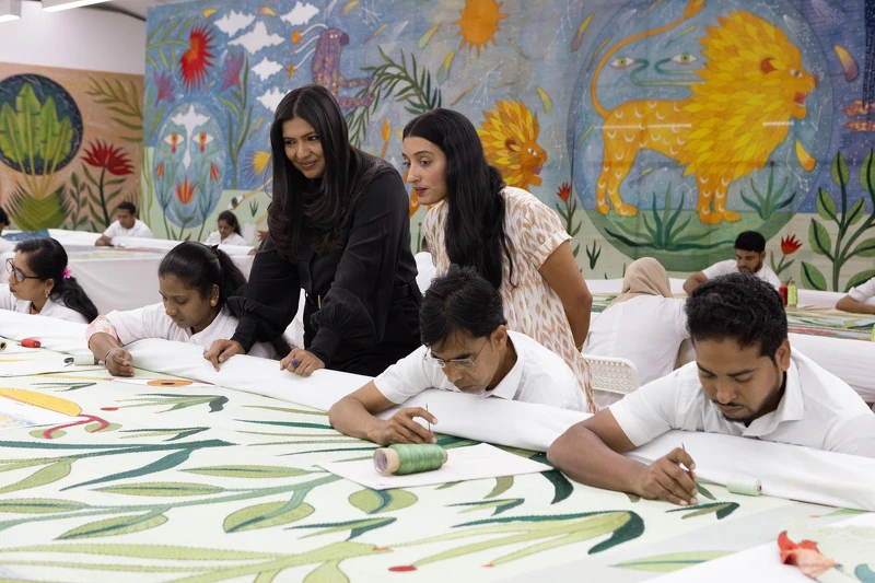 印度藝術家 Rithika Merchant 創作了一件沈浸式藝術作品，由九幅彩色畫作組成，並經 Chanakya 工作室與 Chanakya School of Craft 製作成大型紡織壁板，整體作品由 Karishma Swali 領導完成。