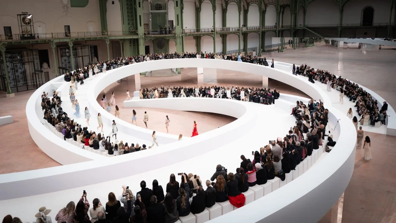 Chanel2025春夏高級訂製服裝大秀,重返大皇宮,這次場地結合品牌標誌性的雙C標誌與無限符號,簡潔有力。 Chanel2025春夏高級訂製服裝大秀,重返大皇宮,這次場地結合品牌標誌性的雙C標誌與無限符號,簡潔有力。