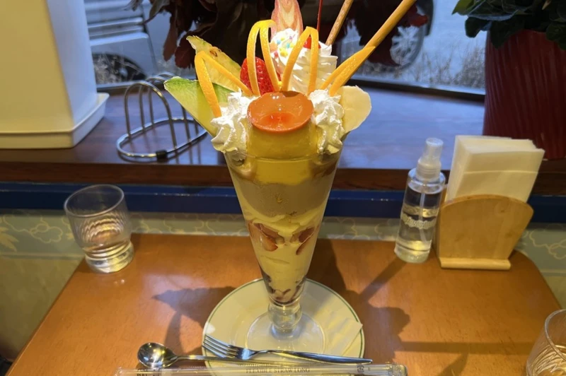 咖啡廳以浮誇的聖代而聞名。