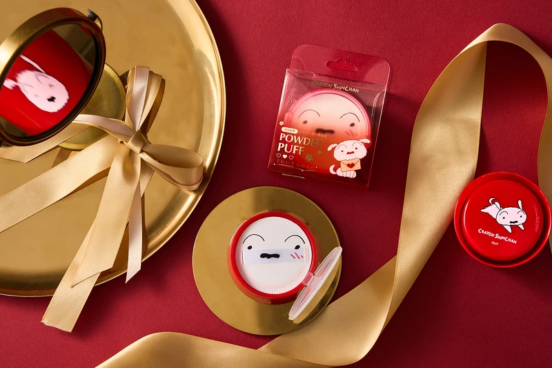小白舒芙蕾粉撲新年限定紅色版好運來襲,全台屈臣氏獨家開賣(Photo/SUNFRIEND MOUTH)。 小白舒芙蕾粉撲新年限定紅色版好運來襲,全台屈臣氏獨家開賣(Photo/SUNFRIEND MOUTH)。
