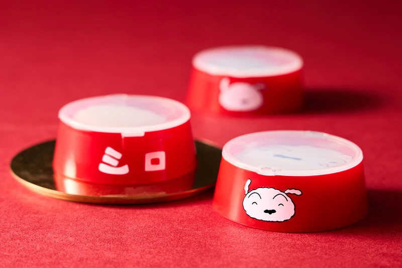 小白舒芙蕾粉撲附新春限定「專屬收納紅色小白狗碗」,萌萌喜氣輕鬆攜帶(Photo/SUNFRIEND MOUTH)。 小白舒芙蕾粉撲附新春限定「專屬收納紅色小白狗碗」,萌萌喜氣輕鬆攜帶(Photo/SUNFRIEND MOUTH)。