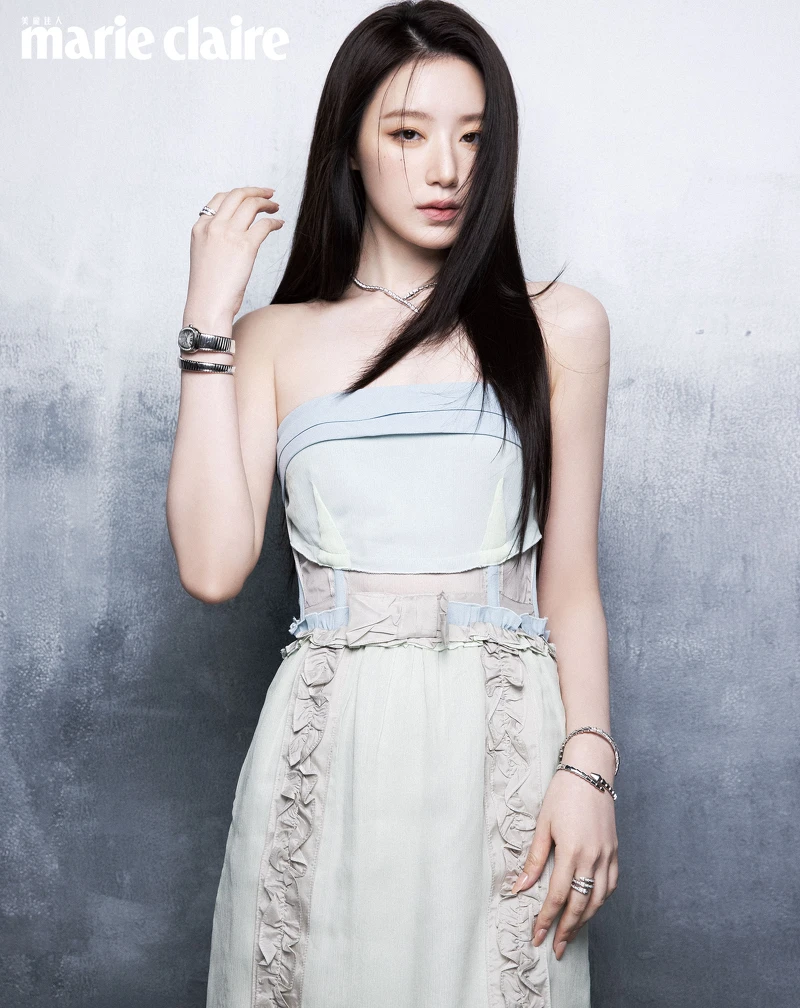 絲質平口洋裝,Miu Miu;SERPENTI 靈蛇系列白金鑽石項鍊、戒指、手環、SERPENTI 靈蛇螺旋系列精鋼鑽石腕錶,all by BVLGARI。 絲質平口洋裝,Miu Miu;SERPENTI 靈蛇系列白金鑽石項鍊、戒指、手環、SERPENTI 靈蛇螺旋系列精鋼鑽石腕錶,all by BVLGARI。