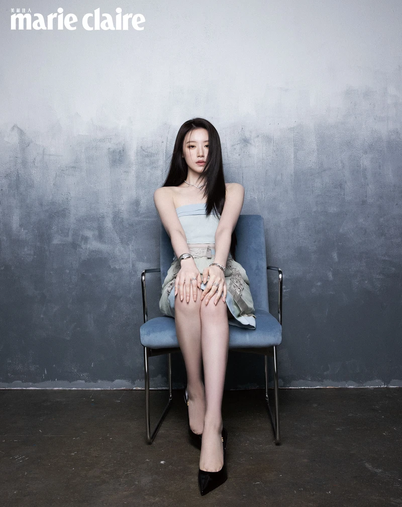 絲質平口洋裝,Miu Miu;黑色尖頭高跟鞋,Celine by Hedi Slimane;SERPENTI 靈蛇系列白金鑽石項鍊、戒指、手環、SERPENTI 靈蛇螺旋系列精鋼鑽石腕錶,all by BVLGARI。 絲質平口洋裝,Miu Miu;黑色尖頭高跟鞋,Celine by Hedi Slimane;SERPENTI 靈蛇系列白金鑽石項鍊、戒指、手環、SERPENTI 靈蛇螺旋系列精鋼鑽石腕錶,all by BVLGARI。