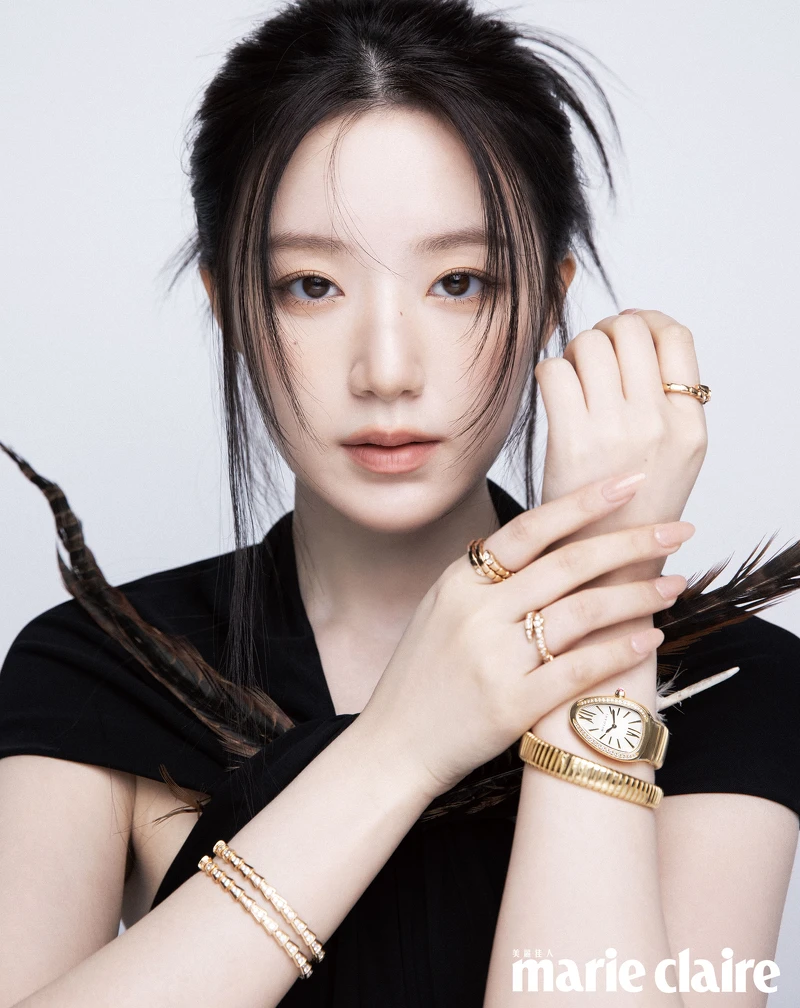 黑色羽毛洋裝,Loewe;SERPENTI 靈蛇系列玫瑰金鑽石手環、戒指、SERPENTI ;靈蛇螺旋系列玫瑰金鑽石腕錶,all by BVLGARI。 黑色羽毛洋裝,Loewe;SERPENTI 靈蛇系列玫瑰金鑽石手環、戒指、SERPENTI ;靈蛇螺旋系列玫瑰金鑽石腕錶,all by BVLGARI。