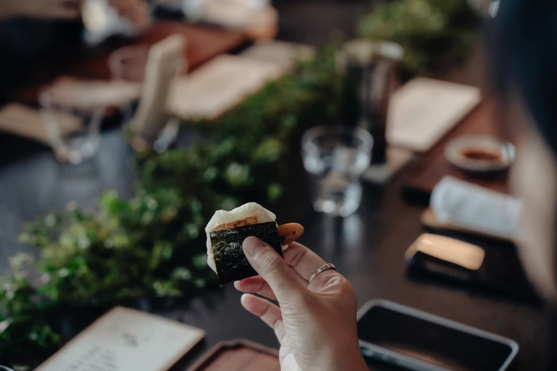 海苔、日式年糕、烏魚子的新奇搭配。 海苔、日式年糕、烏魚子的新奇搭配。