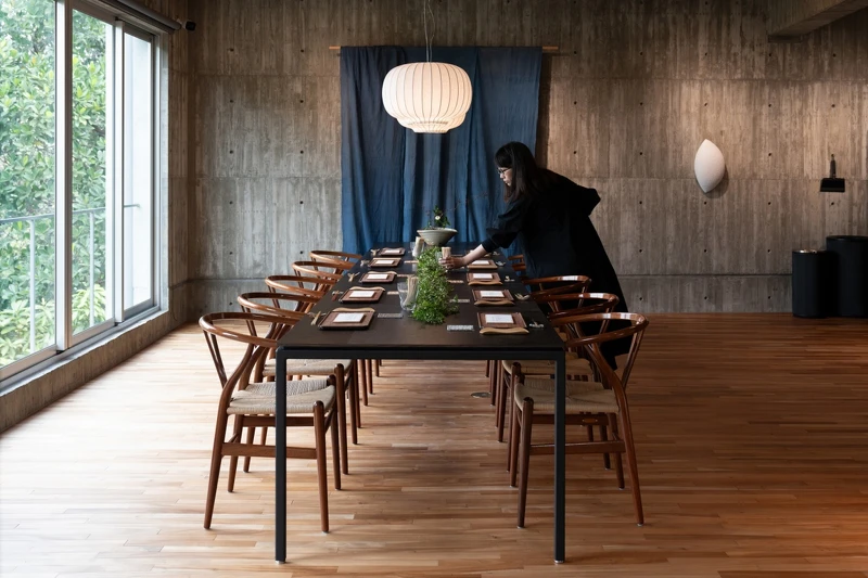 以深綠色的苔黃楊、花梨木紅炭棕長盤佈置。 以深綠色的苔黃楊、花梨木紅炭棕長盤佈置。