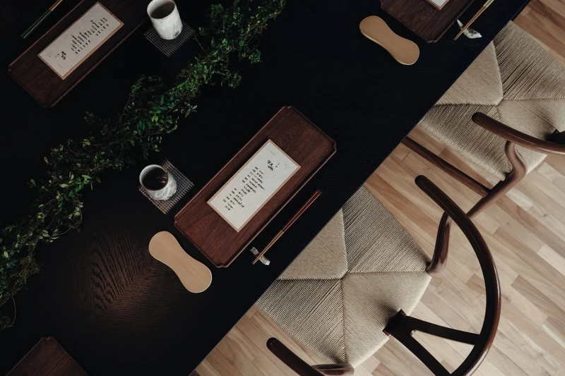 「Vipp人字木紋餐桌」搭配「Carl Hansen & Søn的Y-Chair」。 「Vipp人字木紋餐桌」搭配「Carl Hansen & Søn的Y-Chair」。