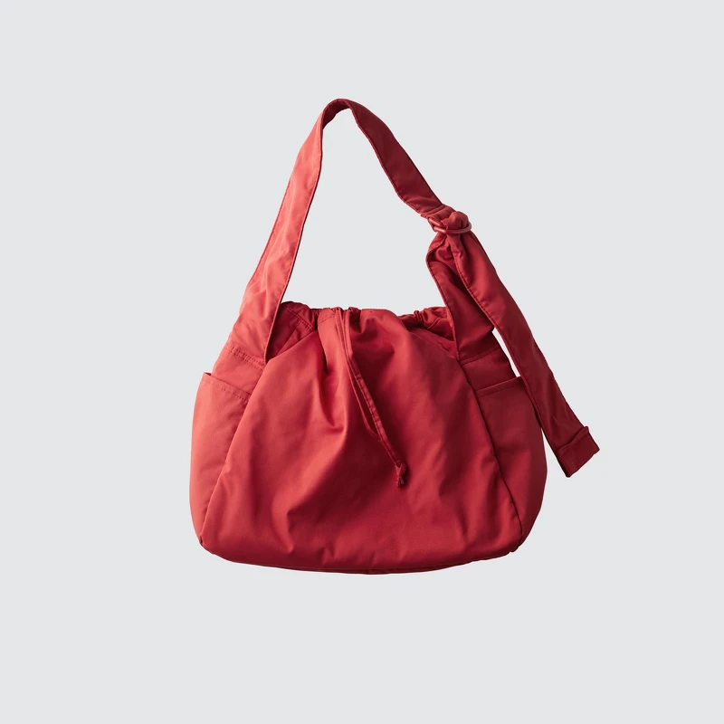 澎軟肩背包,NT$790。