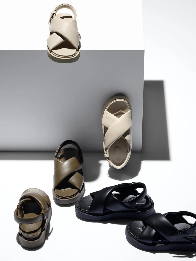 交叉帶涼鞋,NT$1290。