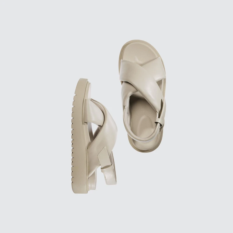 交叉帶涼鞋,NT$1290。