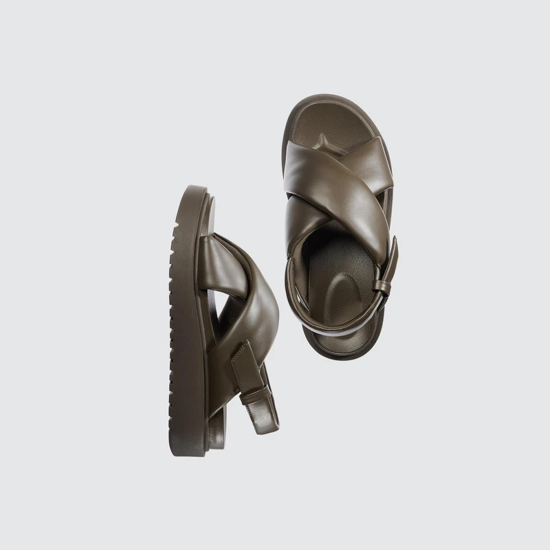 交叉帶涼鞋,NT$1290。