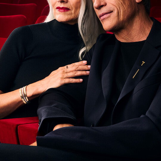 LOVE玫瑰金4鑽手環經典款。