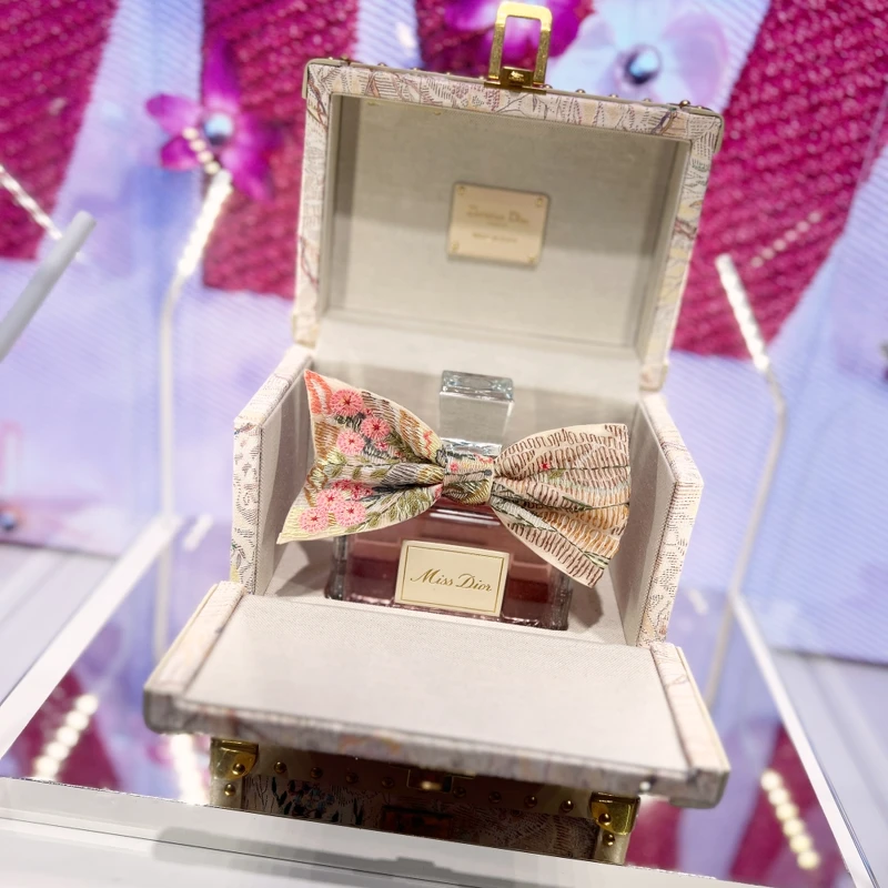 迪奧Miss Dior香精奢華訂製珍藏版200ml,NT430,000 迪奧Miss Dior香精奢華訂製珍藏版200ml,NT430,000