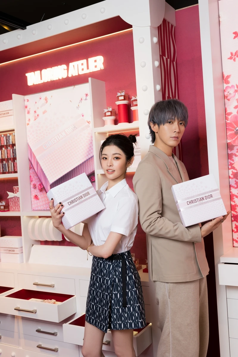 迪奧品牌摯友柯震東與詹子萱手持情人節限量包裝情境照。 迪奧品牌摯友柯震東與詹子萱手持情人節限量包裝情境照。