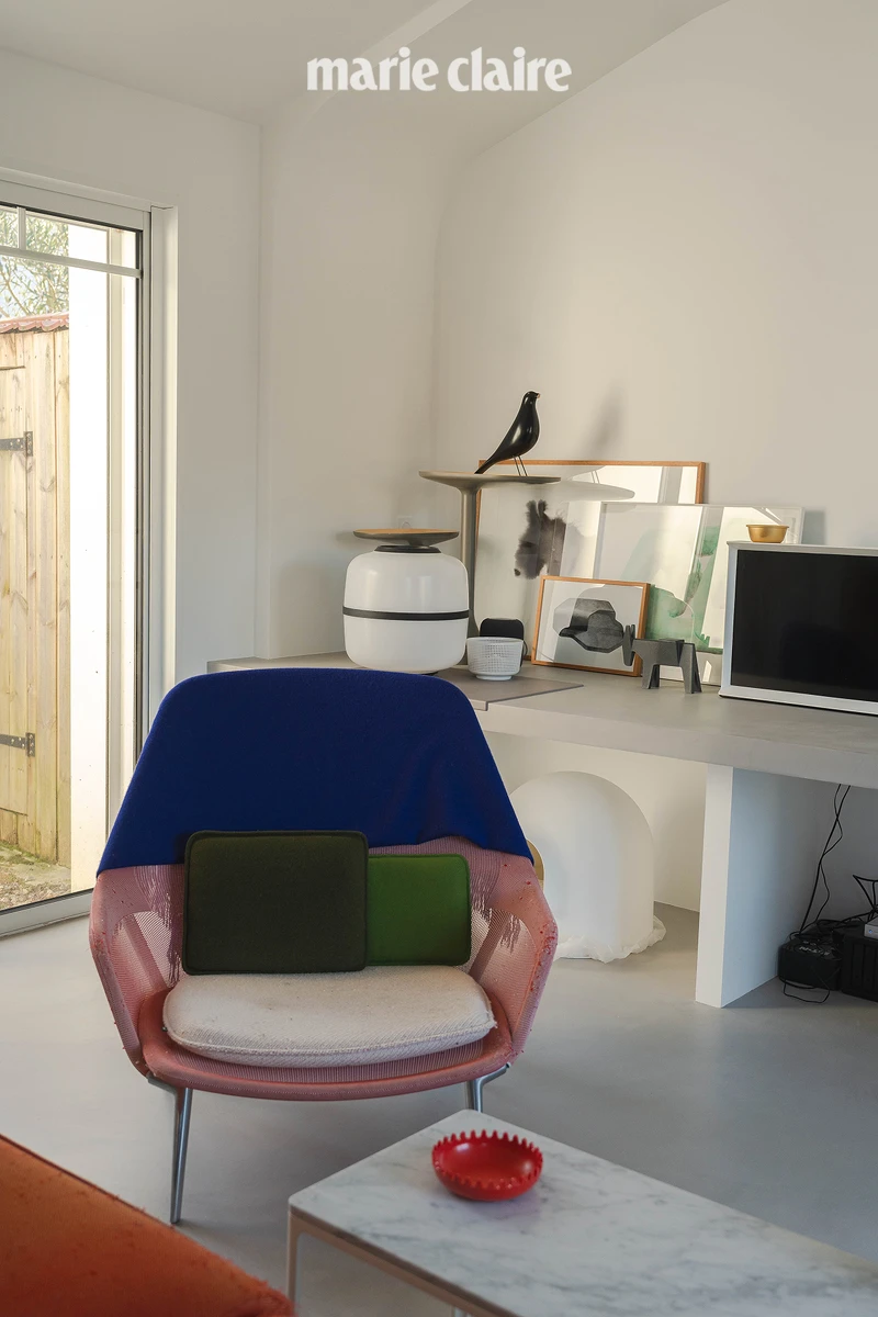 空間展現出主人對於設計品味的講究，同時又保持著居家的舒適感。