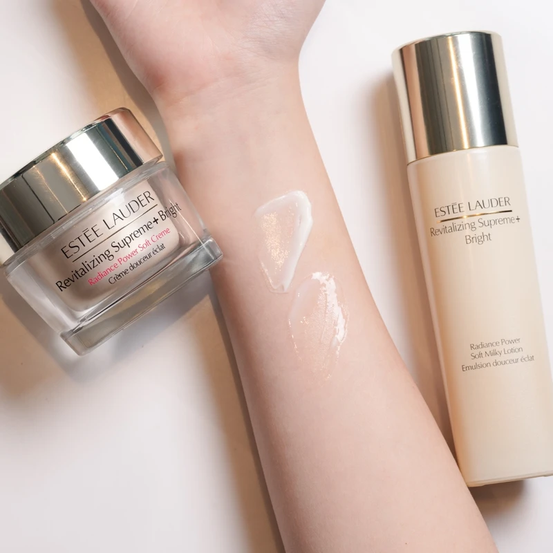 雅詩蘭黛年輕無敵亮白淡斑膠原霜、年輕無敵亮白淡斑水凝乳質地。