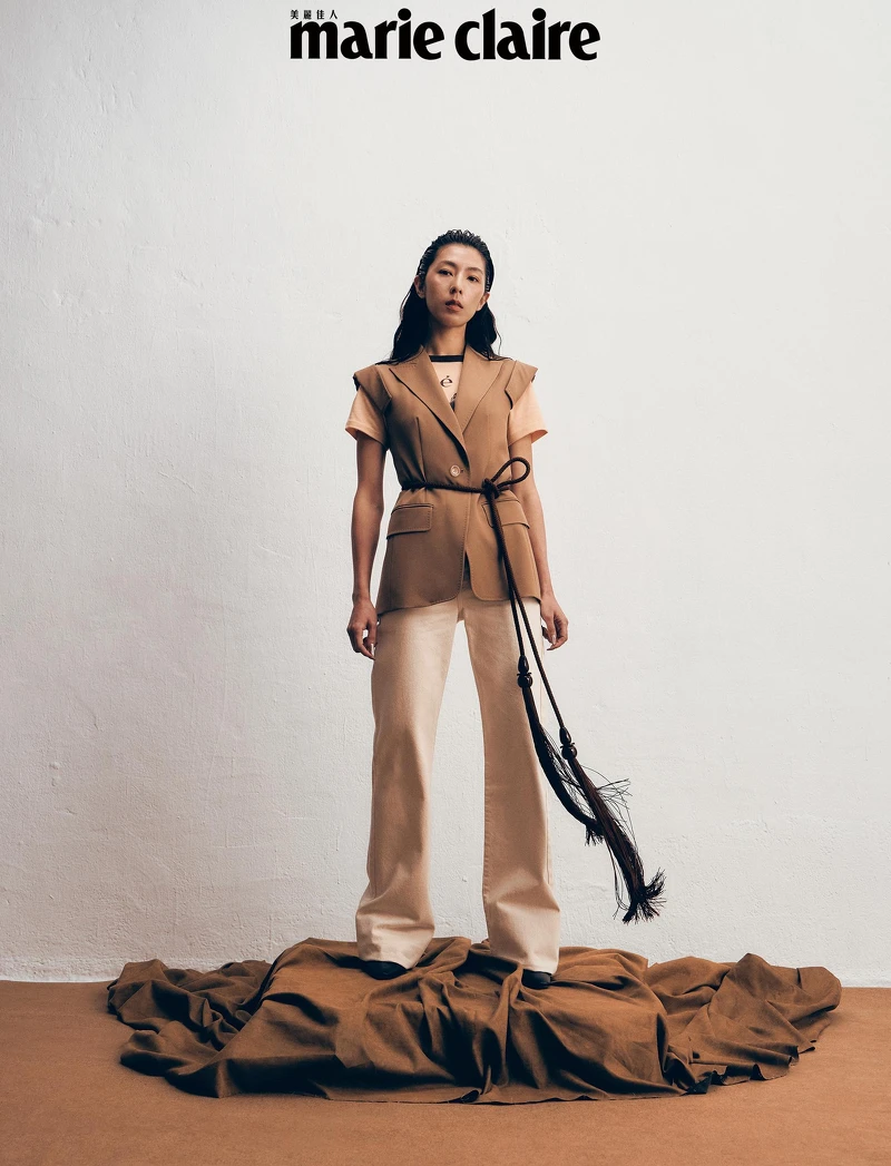 裸粉色短袖T-shirt 、米白色高腰長褲,both by Chloé;修身背心、腰帶,both by Max Mara。 裸粉色短袖T-shirt 、米白色高腰長褲,both by Chloé;修身背心、腰帶,both by Max Mara。