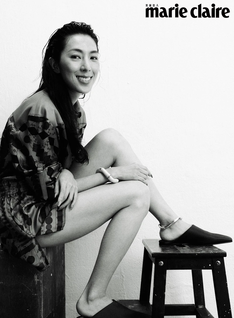 栗棕色斜紋真絲連身短褲,Hermès;Alba 緞面平底拖鞋,Loro Piana;金色臂環、綠色手環,both by Gucci。  栗棕色斜紋真絲連身短褲,Hermès;Alba 緞面平底拖鞋,Loro Piana;金色臂環、綠色手環,both by Gucci。