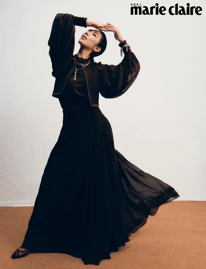 Elisabetta 絲綢刺繡背心、Brace 絲綢刺繡襯衫、Daiane 絲綢刺繡裙,all by Loro Piana;復古金彩色水晶項鍊、復古金彩色水晶手環、酒紅色鏤空高跟鞋,all by Chloé。  Elisabetta 絲綢刺繡背心、Brace 絲綢刺繡襯衫、Daiane 絲綢刺繡裙,all by Loro Piana;復古金彩色水晶項鍊、復古金彩色水晶手環、酒紅色鏤空高跟鞋,all by Chloé。