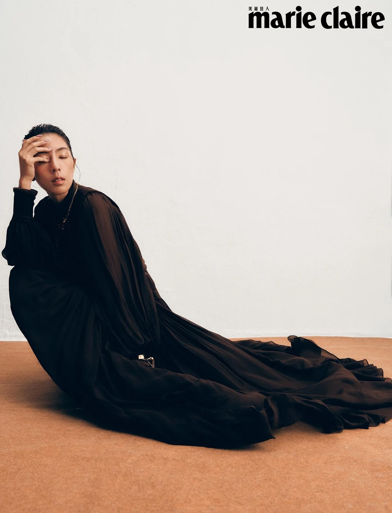 Elisabetta 絲綢刺繡背心、Brace 絲綢刺繡襯衫、Daiane 絲綢刺繡裙,all by Loro Piana;復古金彩色水晶項鍊、復古金彩色水晶手環、酒紅色鏤空高跟鞋,all by Chloé。  Elisabetta 絲綢刺繡背心、Brace 絲綢刺繡襯衫、Daiane 絲綢刺繡裙,all by Loro Piana;復古金彩色水晶項鍊、復古金彩色水晶手環、酒紅色鏤空高跟鞋,all by Chloé。