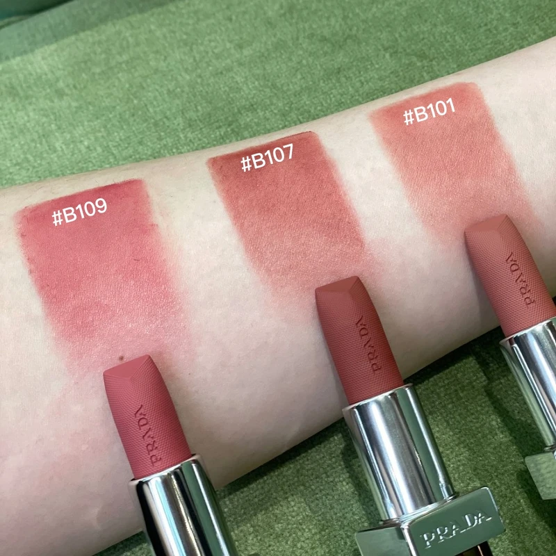 PRADA Beauty尼龍柔霧唇膏麂皮摩卡限定版(#B101廢裸棕、 #B107峽谷紅、#B109 酒漬紅)3.8g,NT1,590 PRADA Beauty尼龍柔霧唇膏麂皮摩卡限定版(#B101廢裸棕、 #B107峽谷紅、#B109 酒漬紅)3.8g,NT1,590