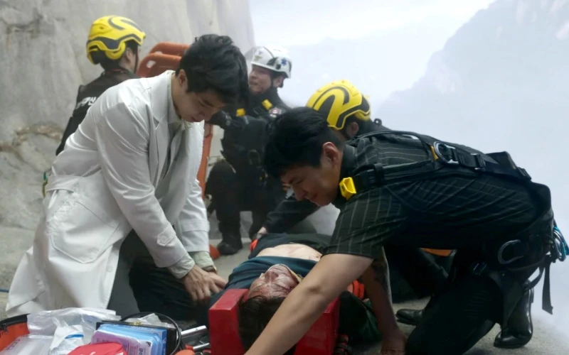 《外傷重症中心》懸崖邊救人 Photo/ Netflix 《外傷重症中心》懸崖邊救人 Photo/ Netflix