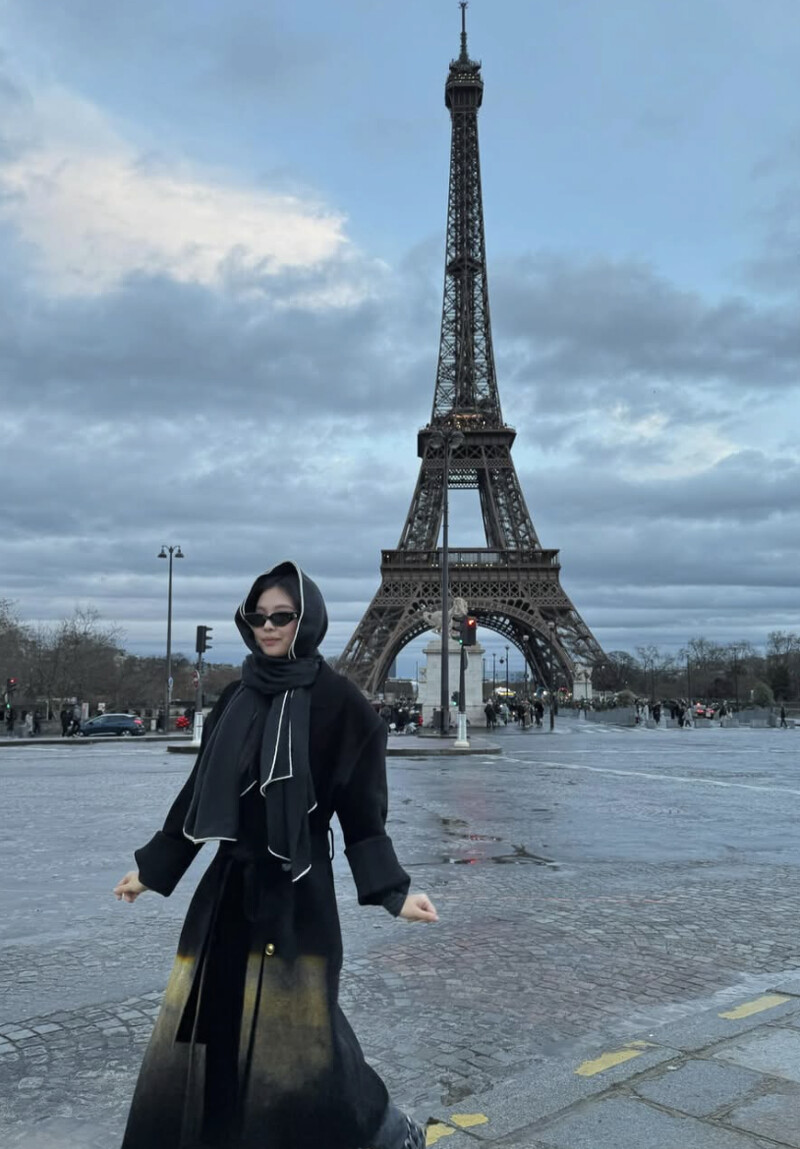 Jennie於冬季參加巴黎高級訂製服裝大秀,看秀之餘就以圍巾造型遊巴黎鐵塔。 Jennie於冬季參加巴黎高級訂製服裝大秀,看秀之餘就以圍巾造型遊巴黎鐵塔。
