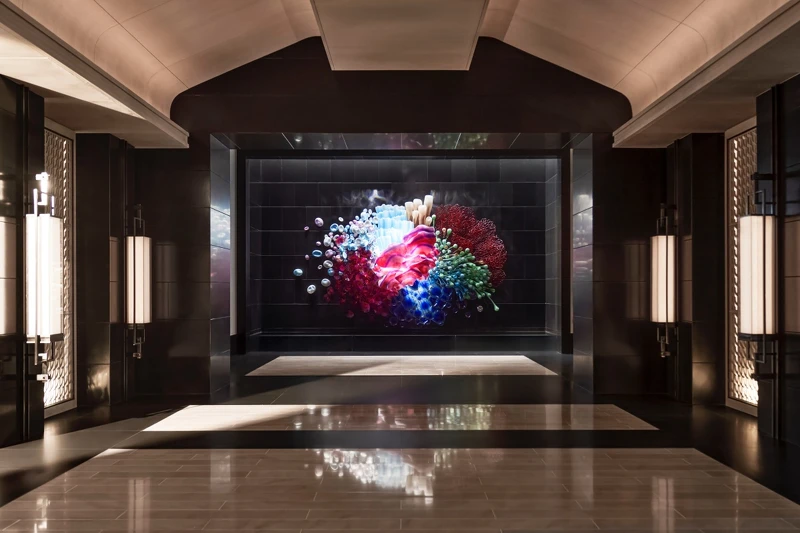 大廳的「Charming Deeps」是由捷克知名的水晶品牌「Lasvit」所打造 大廳的「Charming Deeps」是由捷克知名的水晶品牌「Lasvit」所打造