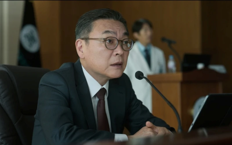 《外傷重症中心》金義聖飾演崔朝殷院長Photo/ Netflix 《外傷重症中心》金義聖飾演崔朝殷院長Photo/ Netflix