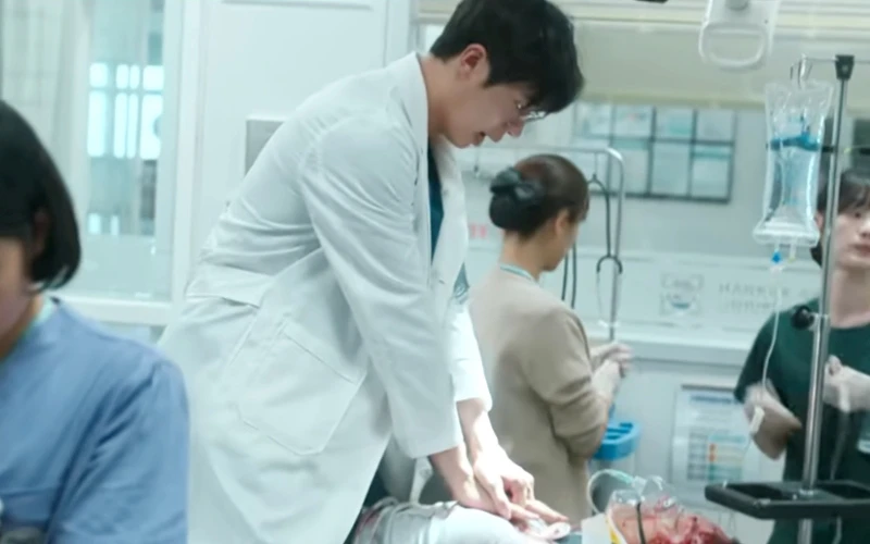 《外傷重症中心》楊載源執行心肺復甦術 Photo/ Netflix 《外傷重症中心》楊載源執行心肺復甦術 Photo/ Netflix