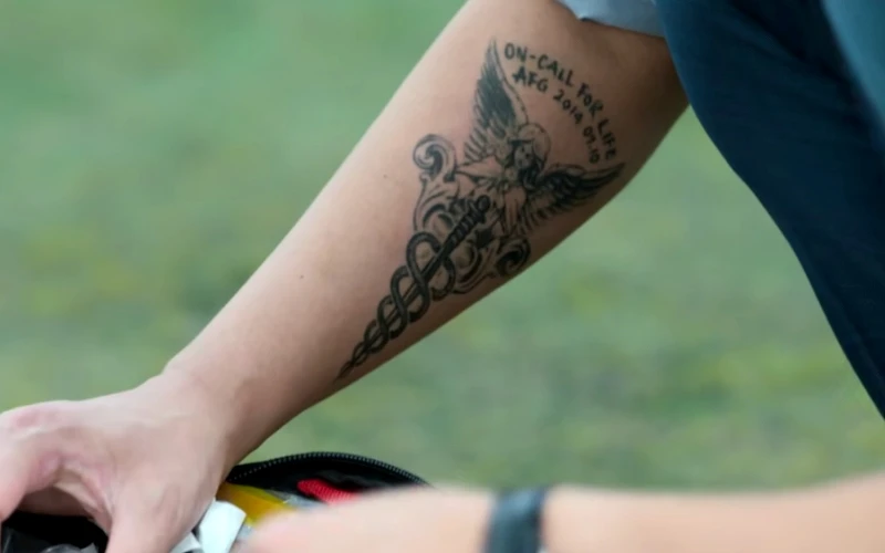 《外傷重症中心》多次出現的刺青 Photo/ Netflix 《外傷重症中心》多次出現的刺青 Photo/ Netflix