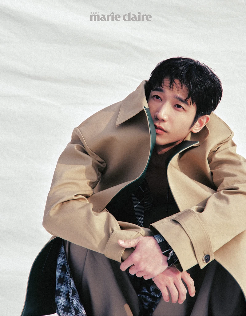 外套、襯衫、褲子，all by Loewe。