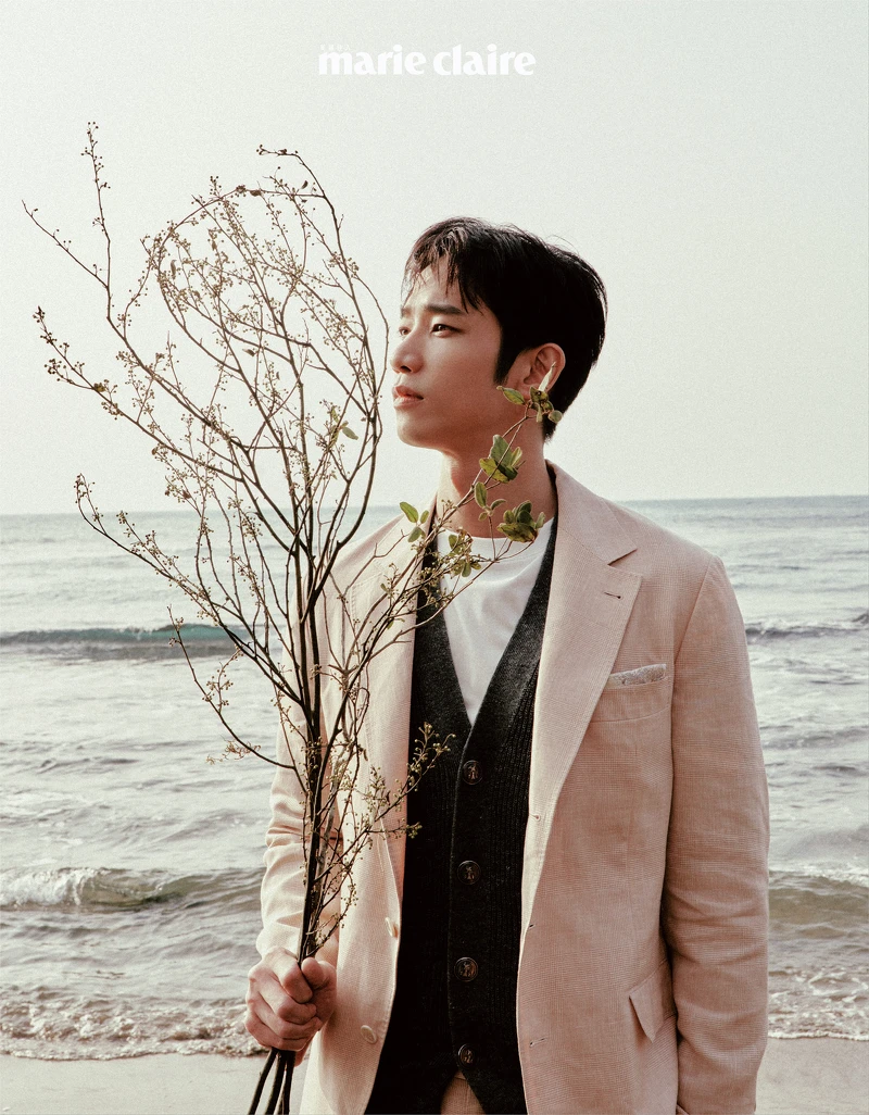 西裝外套、針織衫、上衣、領巾，all by Brunello Cucinelli。