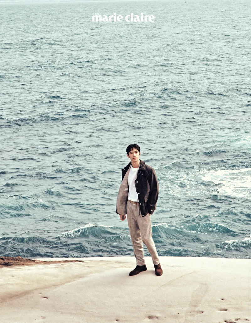 夾克、西裝外套、上衣、西裝褲、領巾、靴子，all by Brunello Cucinelli。