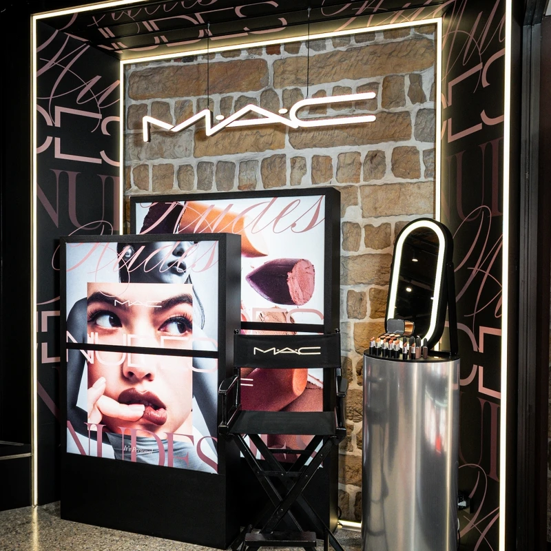 M.A.C台北大稻埕禮物概念店,進門後右方牆面就是唭哩岸石。 M.A.C台北大稻埕禮物概念店,進門後右方牆面就是唭哩岸石。