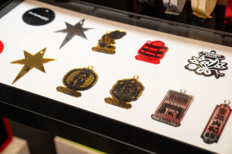 M.A.C台北大稻埕禮物概念店才有的客製禮盒掛飾圖騰。 M.A.C台北大稻埕禮物概念店才有的客製禮盒掛飾圖騰。