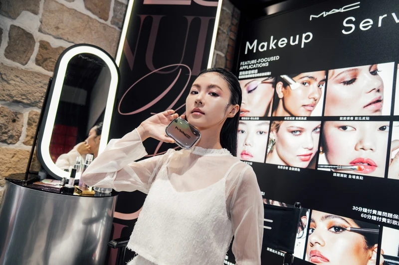 M.A.C彩妝趨勢「月光肌X極光紫」示範。 M.A.C彩妝趨勢「月光肌X極光紫」示範。