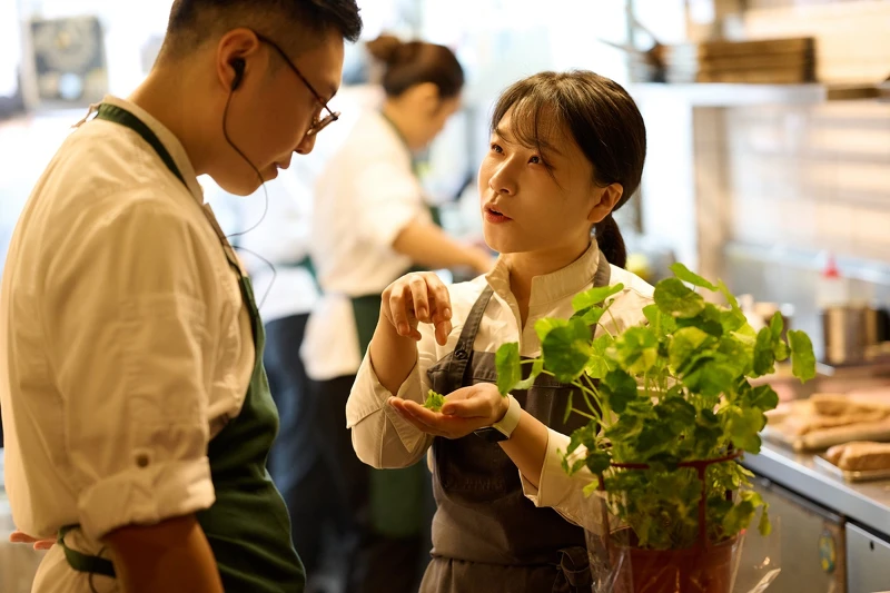 兩位在澳洲「Attica」結識的主廚 邱一中(Steve Chiu)與來自韓國的鄭惠民(Hyemin Amy, Jung)。 兩位在澳洲「Attica」結識的主廚 邱一中(Steve Chiu)與來自韓國的鄭惠民(Hyemin Amy, Jung)。