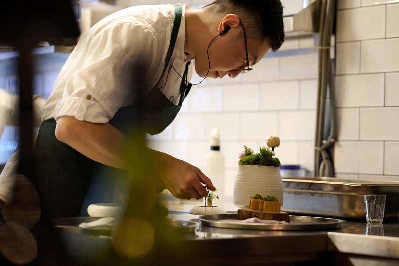 Chef Steve 巧妙運用多樣的植物與花材裝飾為餐桌增色不少。 Chef Steve 巧妙運用多樣的植物與花材裝飾為餐桌增色不少。