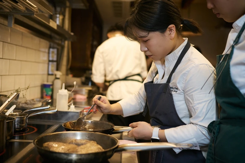Chef Amy 展現出驚人的適應力與創意。 Chef Amy 展現出驚人的適應力與創意。