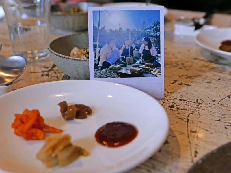 Chef Amy 向韓國當地泡菜大師習藝。 Chef Amy 向韓國當地泡菜大師習藝。