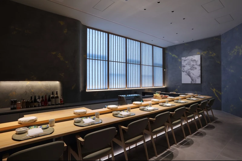 店內空間設計簡約雅緻，以溫潤的木質調為主。