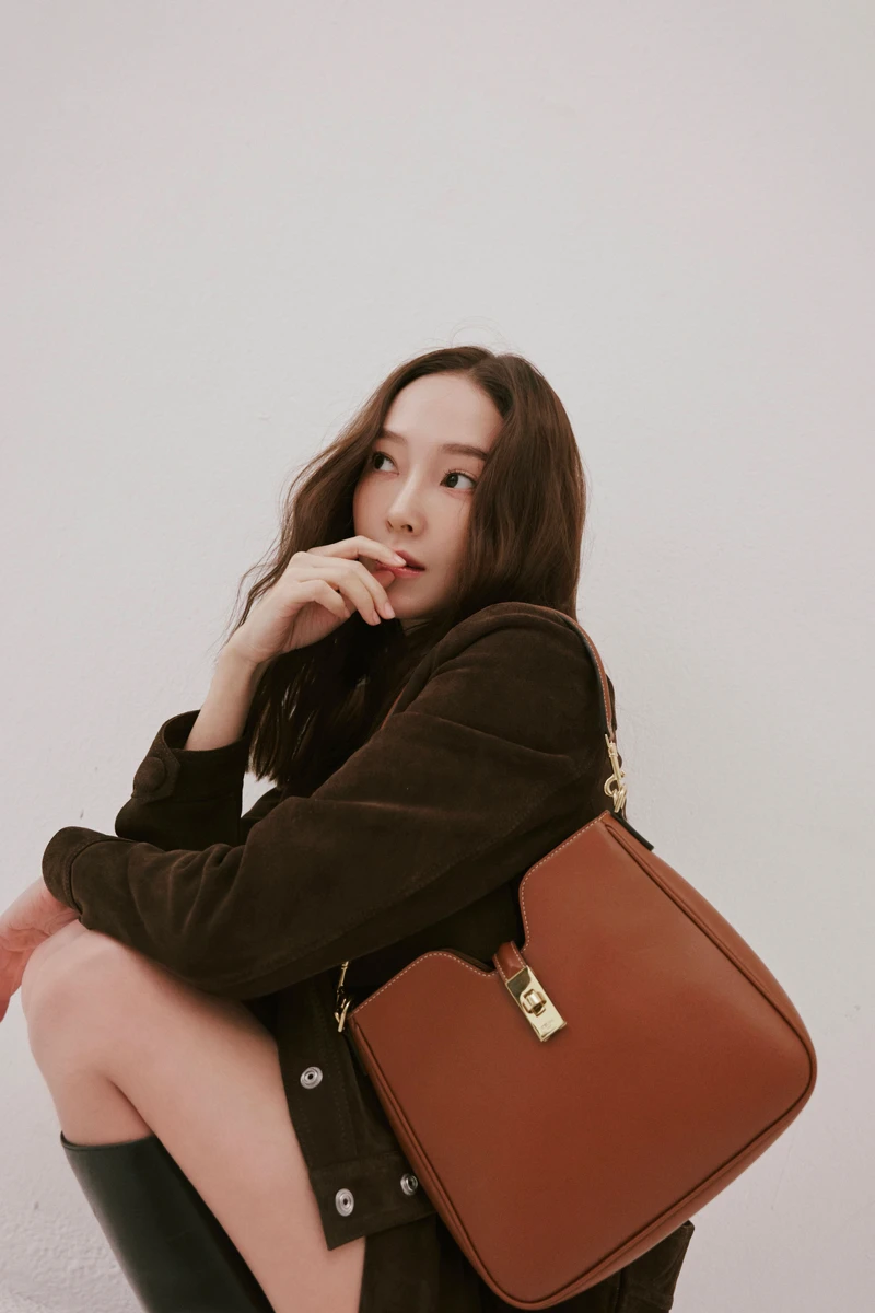 鄭秀妍Jessica則揹上棕褐色CAMILLE 16 SOFT手袋搭配同色系獵裝夾克，呈現都會女子獨有的率性優雅魅力。
