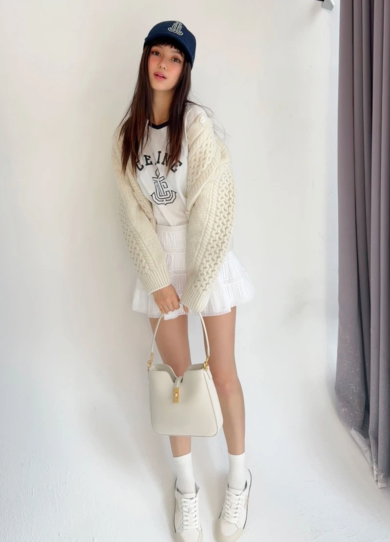 NewJeans Danielle以全白ONE TONE的俏麗LOOK，拎上米白色CAMILLE 16 SOFT手袋，散發出超吸睛的活力甜美樣貌。